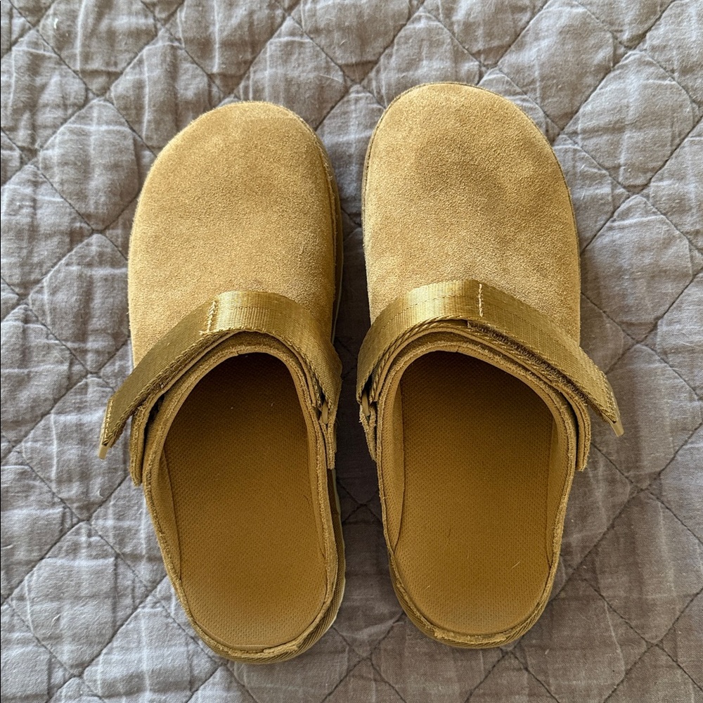 UGG Women’s Goldenstar Clog in Chestnut - Picture 2 of 5